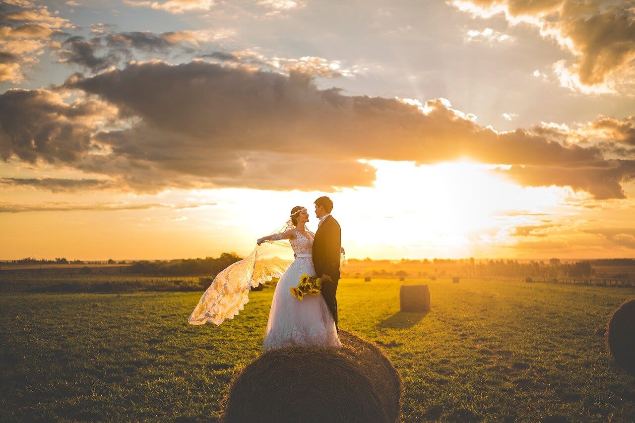 30 best pre-wedding photoshoot poses for beach you must try!